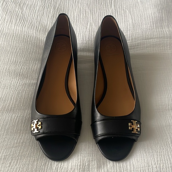 Like New! Tory Burch Black Kira Open Toe Wedge 9 - Picture 3 of 13